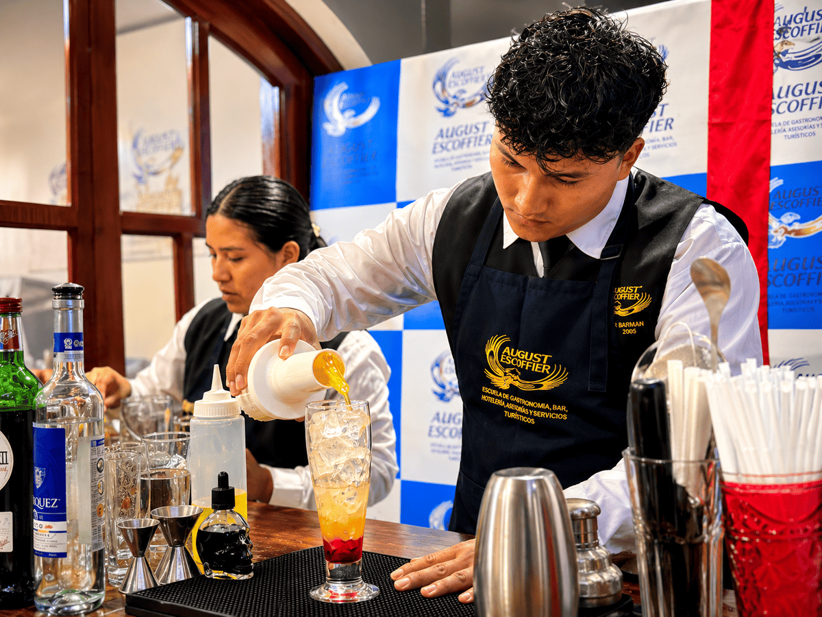 Estudiante de bar preparando un cóctel